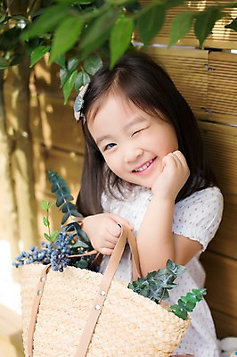 포토 JPG 주간 식물 라이프스타일 여자 꽃 어린이라이프 어린이 가방 장난 모션 윙크 한명 미소 사람 앉기 동양인 손짓 소녀 상반신 야외 앞모습 귀여움 활발 유치원생 한국인 즐거움 소녀한명만 국내포토 자연요소 1 잡화 감정 뷰포인트 컨셉 표정 인종 생활 여자한명만 소녀만 파일형식