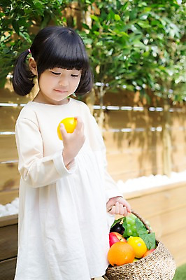 포토 JPG 주간 라이프스타일 여자 어린이라이프 어린이 과일 모션 놀이 한명 서기 미소 들기 사람 동양인 소녀 상반신 야외 앞모습 바구니 귀여움 활발 유치원생 한국인 레몬 즐거움 소녀한명만 국내포토 자연요소 1 감정 뷰포인트 컨셉 표정 인종 생활 여자한명만 소녀만 파일형식