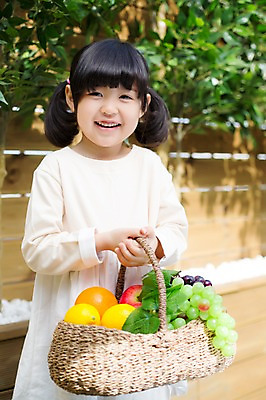 포토 JPG 주간 라이프스타일 여자 어린이라이프 어린이 오렌지 과일 모션 놀이 한명 서기 미소 사람 동양인 소녀 상반신 야외 앞모습 바구니 귀여움 활발 유치원생 한국인 레몬 즐거움 과일바구니 소녀한명만 국내포토 자연요소 1 감정 뷰포인트 컨셉 표정 인종 생활 여자한명만 소녀만 파일형식