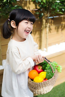 포토 JPG 주간 라이프스타일 여자 어린이라이프 어린이 오렌지 과일 모션 포도 한명 서기 미소 들기 사람 동양인 소녀 상반신 야외 옆모습 바구니 귀여움 활발 유치원생 한국인 사과 레몬 즐거움 과일바구니 소녀한명만 국내포토 자연요소 1 감정 뷰포인트 컨셉 표정 인종 생활 여자한명만 소녀만 파일형식