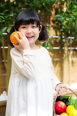 포토 JPG 주간 라이프스타일 여자 어린이라이프 어린이 오렌지 과일 모션 놀이 한명 서기 미소 들기 사람 동양인 소녀 상반신 야외 앞모습 바구니 귀여움 활발 유치원생 한국인 사과 즐거움 과일바구니 소녀한명만 국내포토 자연요소 1 감정 뷰포인트 컨셉 표정 인종 생활 여자한명만 소녀만 파일형식