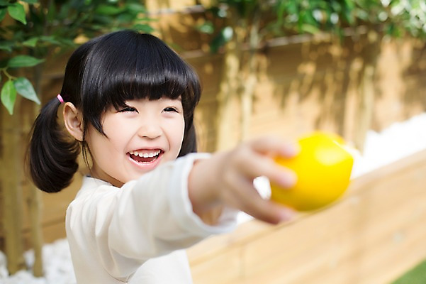 포토 JPG 주간 라이프스타일 여자 어린이라이프 어린이 과일 모션 한명 서기 미소 들기 사람 동양인 소녀 상반신 야외 앞모습 귀여움 활발 유치원생 한국인 레몬 즐거움 주기 소녀한명만 국내포토 자연요소 1 감정 뷰포인트 컨셉 표정 인종 생활 여자한명만 소녀만 파일형식