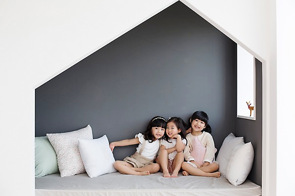 포토 JPG 스튜디오촬영 전신 라이프스타일 여자 어린이라이프 어린이 쿠션 모션 휴식 실내 미소 사람 앉기 동양인 소녀 앞모습 세명 친구 유치원생 한국인 침대 포근함 편안함 여자만 어린이만 소녀만 국내포토 뷰포인트 가구 컨셉 관계 표정 인종 내부 생활 감각 파일형식