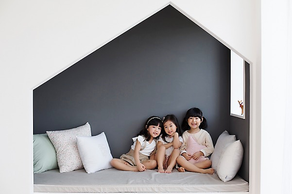 포토 JPG 스튜디오촬영 전신 라이프스타일 여자 어린이라이프 어린이 쿠션 모션 휴식 실내 미소 사람 앉기 동양인 소녀 앞모습 세명 친구 유치원생 한국인 침대 포근함 편안함 여자만 어린이만 소녀만 국내포토 뷰포인트 가구 컨셉 관계 표정 인종 내부 생활 감각 파일형식