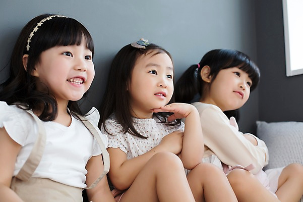 포토 JPG 스튜디오촬영 라이프스타일 응시 여자 어린이라이프 어린이 모션 휴식 실내 미소 사람 앉기 동양인 소녀 상반신 앞모습 세명 친구 유치원생 한국인 침대 포근함 편안함 여자만 어린이만 소녀만 국내포토 시선 뷰포인트 가구 컨셉 관계 표정 인종 내부 생활 감각 파일형식