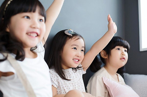 포토 JPG 스튜디오촬영 라이프스타일 응시 여자 어린이라이프 어린이 모션 실내 미소 사람 앉기 동양인 손짓 소녀 상반신 앞모습 세명 친구 손들기 유치원생 한국인 침대 포근함 편안함 여자만 어린이만 소녀만 국내포토 시선 뷰포인트 가구 관계 표정 인종 내부 생활 감각 파일형식