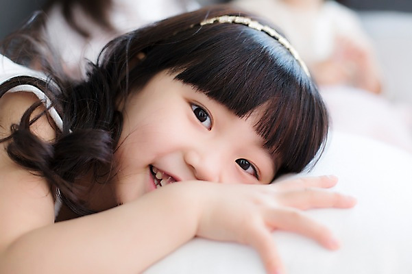 포토 JPG 스튜디오촬영 라이프스타일 여자 어린이라이프 어린이 엎드리기 베개 모션 실내 한명 미소 사람 동양인 손짓 소녀 상반신 앞모습 유치원생 한국인 침대 포근함 편안함 소녀한명만 국내포토 1 뷰포인트 가구 침구 표정 인종 내부 생활 감각 여자한명만 소녀만 파일형식