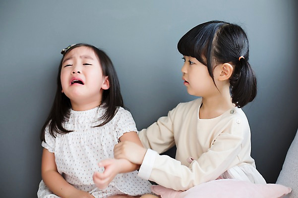 포토 JPG 스튜디오촬영 라이프스타일 여자 어린이라이프 어린이 모션 실내 사람 앉기 동양인 소녀 상반신 두명 앞모습 친구 유치원생 한국인 울음 포근함 편안함 눈물 여자만 어린이만 소녀만 국내포토 감정 뷰포인트 관계 표정 인종 내부 생활 감각 파일형식