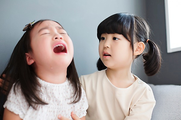 포토 JPG 스튜디오촬영 라이프스타일 여자 어린이라이프 어린이 모션 실내 사람 앉기 동양인 소녀 상반신 두명 앞모습 친구 유치원생 한국인 울음 포근함 편안함 눈물 여자만 어린이만 소녀만 국내포토 감정 뷰포인트 관계 표정 인종 내부 생활 감각 파일형식