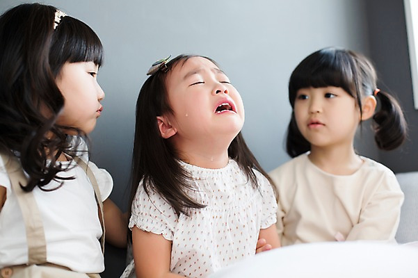 포토 JPG 스튜디오촬영 라이프스타일 여자 어린이라이프 어린이 모션 실내 사람 앉기 동양인 소녀 상반신 앞모습 세명 친구 유치원생 한국인 울음 포근함 편안함 눈물 여자만 어린이만 소녀만 국내포토 감정 뷰포인트 관계 표정 인종 내부 생활 감각 파일형식