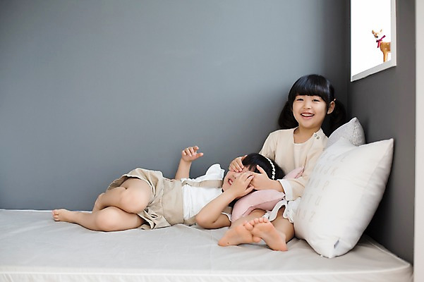 포토 JPG 스튜디오촬영 전신 라이프스타일 여자 어린이라이프 어린이 베개 모션 놀이 실내 미소 사람 앉기 동양인 손짓 소녀 두명 앞모습 친구 눕기 유치원생 한국인 눈가림 가림 포근함 편안함 여자만 어린이만 소녀만 국내포토 뷰포인트 관계 침구 표정 인종 내부 생활 감각 파일형식