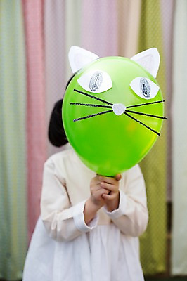 포토 JPG 주간 라이프스타일 여자 어린이라이프 어린이 장난 모션 한명 서기 들기 사람 동양인 소녀 상반신 야외 앞모습 귀여움 고양이 유치원생 한국인 즐거움 풍선 반려 특별함 소녀한명만 국내포토 자연요소 1 감정 뷰포인트 컨셉 포유류 인종 생활 반려동물 여자한명만 소녀만 파일형식