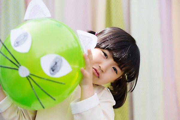 포토 JPG 주간 라이프스타일 여자 어린이라이프 어린이 장난 모션 한명 서기 들기 사람 동양인 소녀 상반신 야외 앞모습 귀여움 고양이 유치원생 한국인 즐거움 풍선 반려 특별함 소녀한명만 국내포토 자연요소 1 감정 뷰포인트 컨셉 포유류 인종 생활 반려동물 여자한명만 소녀만 파일형식