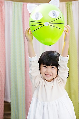 포토 JPG 주간 라이프스타일 여자 어린이라이프 어린이 장난 모션 한명 서기 미소 들기 사람 동양인 소녀 상반신 야외 앞모습 귀여움 고양이 유치원생 한국인 즐거움 풍선 반려 특별함 소녀한명만 국내포토 자연요소 1 감정 뷰포인트 컨셉 포유류 표정 인종 생활 반려동물 여자한명만 소녀만 파일형식