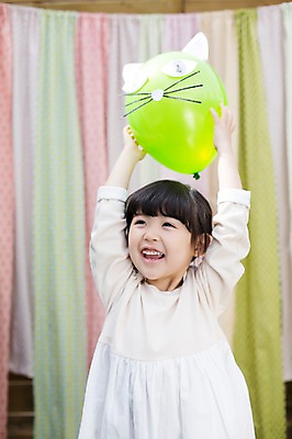 포토 JPG 주간 라이프스타일 여자 어린이라이프 어린이 모션 놀이 한명 서기 미소 들기 사람 동양인 소녀 상반신 야외 앞모습 귀여움 고양이 유치원생 한국인 즐거움 풍선 반려 특별함 소녀한명만 국내포토 자연요소 1 감정 뷰포인트 컨셉 포유류 표정 인종 생활 반려동물 여자한명만 소녀만 파일형식