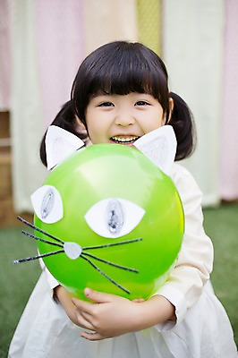 포토 JPG 주간 라이프스타일 여자 어린이라이프 어린이 모션 놀이 한명 미소 들기 사람 앉기 동양인 소녀 상반신 야외 앞모습 귀여움 고양이 유치원생 한국인 즐거움 풍선 반려 특별함 소녀한명만 국내포토 자연요소 1 감정 뷰포인트 컨셉 포유류 표정 인종 생활 반려동물 여자한명만 소녀만 파일형식