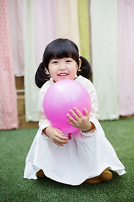 포토 JPG 주간 전신 라이프스타일 여자 어린이라이프 어린이 모션 놀이 한명 미소 들기 사람 앉기 동양인 소녀 야외 앞모습 귀여움 유치원생 한국인 즐거움 풍선 특별함 소녀한명만 국내포토 자연요소 1 감정 뷰포인트 컨셉 표정 인종 생활 여자한명만 소녀만 파일형식