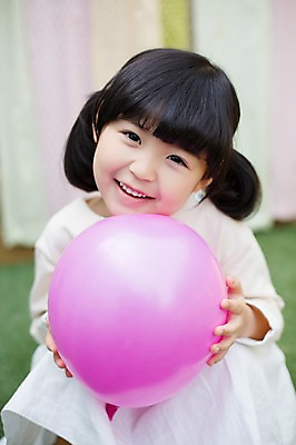 포토 JPG 주간 라이프스타일 여자 어린이라이프 어린이 모션 놀이 한명 미소 들기 사람 앉기 동양인 소녀 상반신 야외 앞모습 귀여움 유치원생 한국인 즐거움 풍선 특별함 소녀한명만 국내포토 자연요소 1 감정 뷰포인트 컨셉 표정 인종 생활 여자한명만 소녀만 파일형식