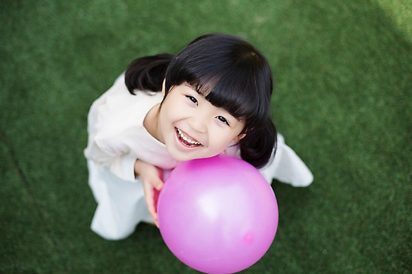 포토 JPG 주간 전신 라이프스타일 여자 어린이라이프 어린이 모션 놀이 한명 서기 미소 들기 사람 동양인 소녀 야외 앞모습 하이앵글 귀여움 유치원생 한국인 올려보기 즐거움 풍선 특별함 소녀한명만 국내포토 자연요소 1 감정 뷰포인트 컨셉 표정 인종 생활 여자한명만 소녀만 파일형식