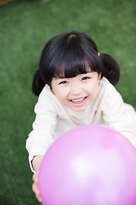 포토 JPG 주간 라이프스타일 여자 어린이라이프 어린이 모션 놀이 한명 서기 미소 들기 사람 동양인 소녀 상반신 야외 앞모습 하이앵글 귀여움 유치원생 한국인 즐거움 풍선 특별함 소녀한명만 국내포토 자연요소 1 감정 뷰포인트 컨셉 표정 인종 생활 여자한명만 소녀만 파일형식