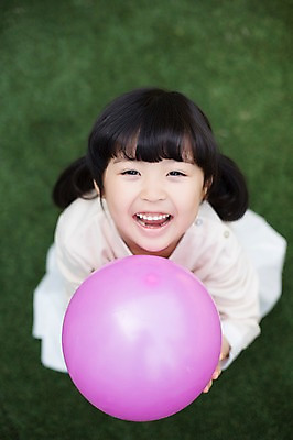 포토 JPG 주간 전신 라이프스타일 여자 어린이라이프 어린이 모션 놀이 한명 서기 미소 들기 사람 동양인 소녀 야외 앞모습 하이앵글 귀여움 유치원생 한국인 올려보기 즐거움 풍선 특별함 소녀한명만 국내포토 자연요소 1 감정 뷰포인트 컨셉 표정 인종 생활 여자한명만 소녀만 파일형식