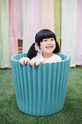 포토 JPG 주간 라이프스타일 응시 여자 어린이라이프 어린이 장난 모션 놀이 한명 미소 사람 앉기 동양인 소녀 상반신 야외 앞모습 바구니 귀여움 활발 유치원생 한국인 입장 즐거움 소녀한명만 국내포토 자연요소 1 시선 감정 뷰포인트 컨셉 표정 인종 생활 여자한명만 소녀만 파일형식