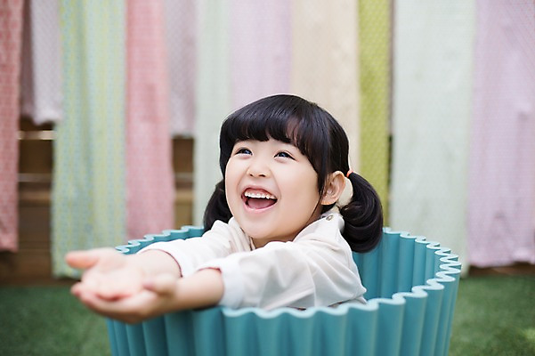 포토 JPG 주간 라이프스타일 여자 어린이라이프 어린이 장난 모션 놀이 한명 미소 사람 앉기 동양인 손짓 소녀 상반신 야외 앞모습 바구니 귀여움 활발 유치원생 한국인 입장 즐거움 소녀한명만 국내포토 자연요소 1 감정 뷰포인트 컨셉 표정 인종 생활 여자한명만 소녀만 파일형식