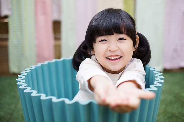 포토 JPG 주간 라이프스타일 여자 어린이라이프 어린이 장난 모션 놀이 한명 미소 사람 앉기 동양인 손짓 소녀 상반신 야외 앞모습 바구니 귀여움 활발 유치원생 한국인 입장 즐거움 소녀한명만 국내포토 자연요소 1 감정 뷰포인트 컨셉 표정 인종 생활 여자한명만 소녀만 파일형식