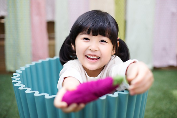 포토 JPG 주간 라이프스타일 여자 어린이라이프 어린이 모션 놀이 한명 미소 들기 사람 앉기 동양인 소녀 상반신 야외 앞모습 장난감 바구니 귀여움 활발 유치원생 한국인 입장 즐거움 소녀한명만 국내포토 자연요소 1 감정 뷰포인트 컨셉 표정 인종 생활 여자한명만 소녀만 파일형식