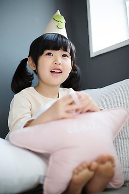 포토 JPG 스튜디오촬영 전신 라이프스타일 응시 여자 어린이라이프 별 어린이 쿠션 모션 휴식 실내 한명 미소 들기 사람 앉기 동양인 소녀 앞모습 유치원생 고깔모자 한국인 침대 포근함 편안함 소녀한명만 국내포토 자연요소 모자_잡화 1 시선 뷰포인트 가구 컨셉 표정 인종 내부 생활 감각 여자한명만 소녀만 파일형식