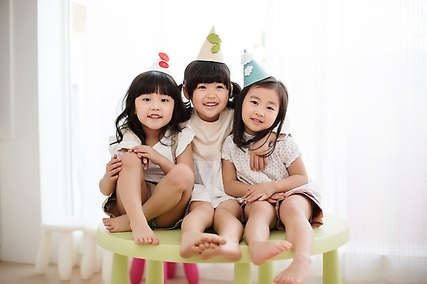 포토 JPG 스튜디오촬영 전신 라이프스타일 여자 어린이라이프 어린이 의자 모션 탁자 어깨동무 실내 미소 사람 앉기 동양인 손짓 소녀 앞모습 세명 친구 귀여움 유치원생 고깔모자 한국인 창가 여자만 어린이만 소녀만 국내포토 모자_잡화 뷰포인트 포즈 가구 컨셉 창문 관계 표정 인종 내부 생활 파일형식