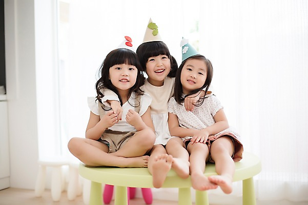 포토 JPG 스튜디오촬영 전신 라이프스타일 응시 여자 어린이라이프 어린이 의자 모션 탁자 어깨동무 실내 미소 사람 앉기 동양인 손짓 소녀 앞모습 세명 친구 귀여움 유치원생 고깔모자 한국인 창가 여자만 어린이만 소녀만 국내포토 모자_잡화 시선 뷰포인트 포즈 가구 컨셉 창문 관계 표정 인종 내부 생활 파일형식