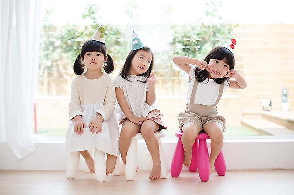 포토 JPG 스튜디오촬영 전신 라이프스타일 여자 어린이라이프 어린이 의자 모션 실내 미소 사람 앉기 동양인 손짓 소녀 앞모습 세명 친구 귀여움 유치원생 고깔모자 한국인 창가 브이 여자만 어린이만 소녀만 국내포토 모자_잡화 뷰포인트 가구 컨셉 창문 관계 표정 인종 내부 생활 파일형식