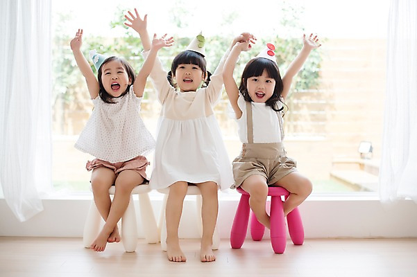 포토 JPG 스튜디오촬영 전신 라이프스타일 여자 어린이라이프 어린이 의자 모션 실내 사람 앉기 동양인 손짓 소녀 앞모습 세명 친구 귀여움 유치원생 고깔모자 한국인 창가 손뻗기 여자만 어린이만 소녀만 국내포토 모자_잡화 뷰포인트 가구 컨셉 창문 관계 인종 내부 생활 파일형식