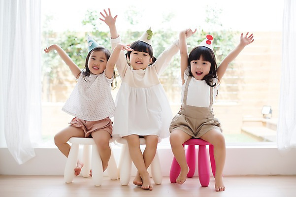 포토 JPG 스튜디오촬영 전신 라이프스타일 여자 어린이라이프 어린이 의자 장난 모션 놀이 실내 미소 사람 앉기 동양인 손짓 소녀 앞모습 세명 친구 귀여움 유치원생 고깔모자 한국인 창가 즐거움 손뻗기 여자만 어린이만 소녀만 국내포토 모자_잡화 감정 뷰포인트 가구 컨셉 창문 관계 표정 인종 내부 생활 파일형식