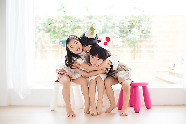 포토 JPG 스튜디오촬영 전신 라이프스타일 여자 어린이라이프 어린이 의자 안기 모션 실내 미소 사람 앉기 동양인 소녀 앞모습 세명 친구 귀여움 유치원생 고깔모자 한국인 창가 여자만 어린이만 소녀만 국내포토 모자_잡화 뷰포인트 가구 컨셉 창문 관계 표정 인종 내부 생활 파일형식