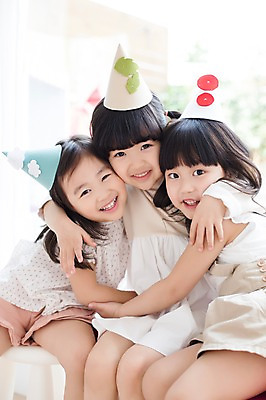 포토 JPG 스튜디오촬영 라이프스타일 여자 어린이라이프 어린이 안기 모션 어깨동무 실내 미소 사람 앉기 동양인 소녀 상반신 앞모습 세명 친구 파티 귀여움 유치원생 고깔모자 한국인 창가 즐거움 특별함 여자만 어린이만 소녀만 국내포토 모자_잡화 감정 뷰포인트 포즈 컨셉 창문 관계 표정 인종 이벤트 내부 생활 파일형식