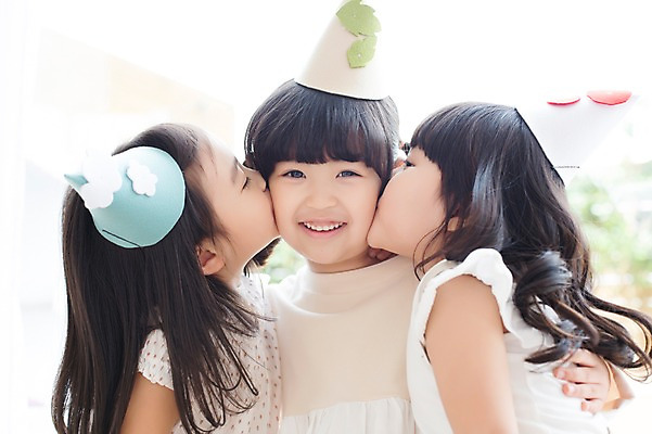 포토 JPG 스튜디오촬영 라이프스타일 여자 어린이라이프 어린이 모션 키스 실내 미소 사람 앉기 동양인 소녀 상반신 앞모습 옆모습 세명 친구 파티 귀여움 유치원생 고깔모자 한국인 창가 즐거움 특별함 여자만 어린이만 소녀만 국내포토 모자_잡화 감정 뷰포인트 컨셉 창문 관계 표정 인종 이벤트 내부 생활 애정표현 파일형식