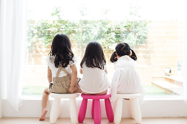 포토 JPG 스튜디오촬영 전신 라이프스타일 응시 여자 어린이라이프 어린이 의자 모션 실내 사람 앉기 동양인 소녀 뒷모습 세명 친구 귀여움 유치원생 한국인 발코니 창가 창밖 여자만 어린이만 소녀만 국내포토 시선 뷰포인트 가구 컨셉 창문 관계 인종 내부 생활 파일형식