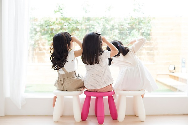 포토 JPG 스튜디오촬영 전신 라이프스타일 응시 여자 어린이라이프 어린이 의자 모션 실내 사람 앉기 동양인 손짓 소녀 뒷모습 세명 친구 귀여움 유치원생 한국인 창가 창밖 여자만 어린이만 소녀만 국내포토 시선 뷰포인트 가구 컨셉 창문 관계 인종 내부 생활 파일형식