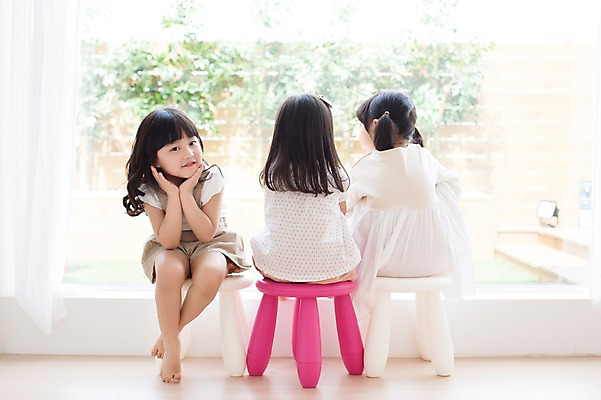 포토 JPG 스튜디오촬영 전신 라이프스타일 응시 여자 어린이라이프 어린이 의자 모션 휴식 실내 사람 앉기 동양인 소녀 앞모습 뒷모습 세명 친구 귀여움 유치원생 한국인 창가 창밖 여자만 어린이만 소녀만 국내포토 시선 뷰포인트 가구 컨셉 창문 관계 인종 내부 생활 파일형식