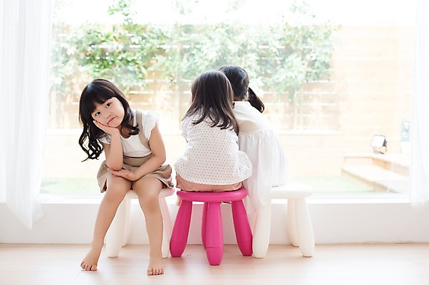 포토 JPG 스튜디오촬영 전신 라이프스타일 응시 여자 어린이라이프 어린이 의자 모션 실내 사람 앉기 동양인 소녀 앞모습 뒷모습 세명 친구 귀여움 턱괴기 유치원생 한국인 창가 창밖 여자만 어린이만 소녀만 국내포토 시선 뷰포인트 가구 컨셉 창문 관계 인종 내부 생활 파일형식