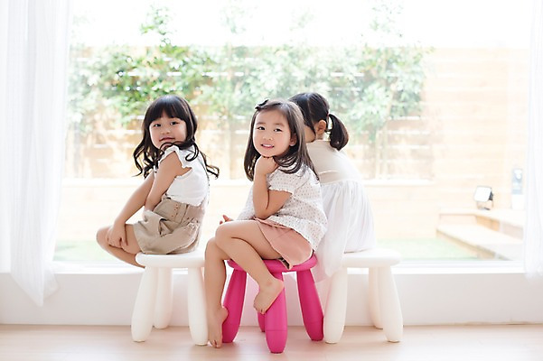 포토 JPG 스튜디오촬영 전신 라이프스타일 응시 여자 어린이라이프 어린이 의자 창문 모션 실내 미소 사람 앉기 동양인 소녀 뒷모습 세명 친구 귀여움 유치원생 한국인 뒤돌아보기 창가 여자만 어린이만 소녀만 국내포토 시선 뷰포인트 가구 컨셉 관계 표정 인종 내부 생활 파일형식