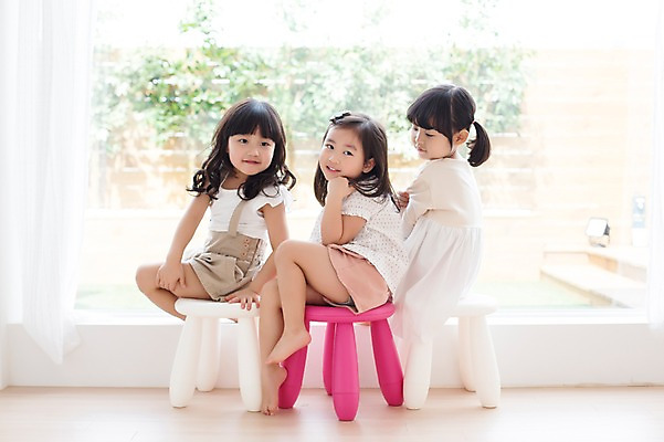 포토 JPG 스튜디오촬영 전신 라이프스타일 여자 어린이라이프 어린이 의자 모션 실내 사람 앉기 동양인 소녀 뒷모습 세명 친구 귀여움 유치원생 한국인 뒤돌아보기 창가 여자만 어린이만 소녀만 국내포토 뷰포인트 가구 컨셉 창문 관계 인종 내부 생활 파일형식