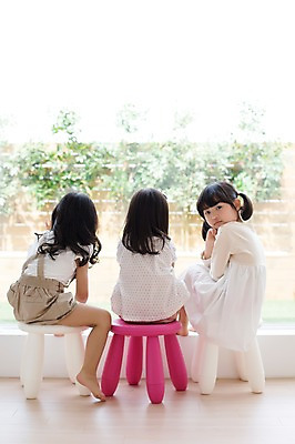 포토 JPG 스튜디오촬영 전신 라이프스타일 여자 어린이라이프 어린이 의자 창문 모션 실내 사람 앉기 동양인 소녀 뒷모습 세명 친구 귀여움 유치원생 한국인 뒤돌아보기 창가 여자만 어린이만 소녀만 국내포토 뷰포인트 가구 컨셉 관계 인종 내부 생활 파일형식