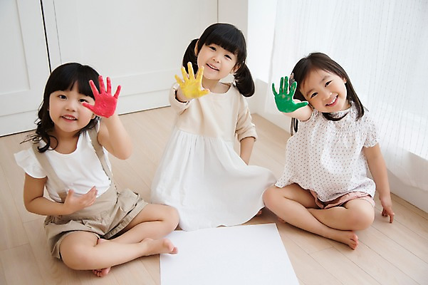 포토 JPG 스튜디오촬영 전신 라이프스타일 여자 어린이라이프 종이 어린이 장난 모션 놀이 실내 손바닥 미소 사람 앉기 동양인 손짓 소녀 앞모습 세명 친구 귀여움 물감 유치원생 한국인 즐거움 여자만 어린이만 소녀만 국내포토 손 감정 뷰포인트 컨셉 관계 표정 인종 내부 생활 미술도구 파일형식