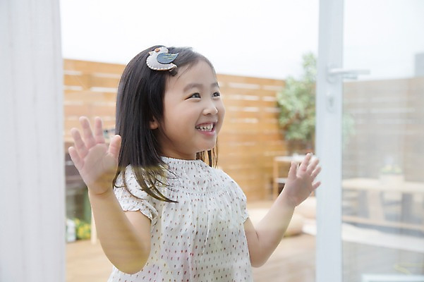 포토 JPG 주간 라이프스타일 응시 여자 어린이라이프 어린이 창문 모션 한명 서기 미소 사람 동양인 소녀 상반신 야외 앞모습 귀여움 활발 유치원생 한국인 발코니 창가 즐거움 소녀한명만 국내포토 자연요소 1 시선 감정 뷰포인트 컨셉 표정 인종 생활 여자한명만 소녀만 파일형식