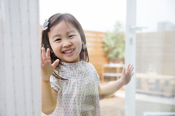 포토 JPG 주간 라이프스타일 여자 어린이라이프 어린이 창문 모션 실내 한명 서기 미소 사람 동양인 손짓 소녀 상반신 야외 앞모습 귀여움 활발 유치원생 한국인 창가 즐거움 소녀한명만 국내포토 자연요소 1 감정 뷰포인트 컨셉 표정 인종 내부 생활 여자한명만 소녀만 파일형식
