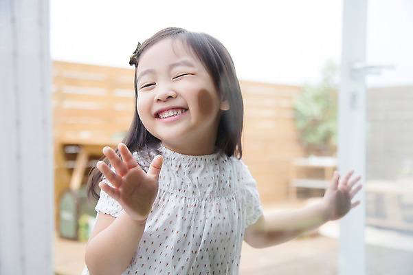 포토 JPG 주간 라이프스타일 여자 어린이라이프 어린이 장난 창문 모션 놀이 한명 서기 미소 사람 동양인 손짓 소녀 상반신 야외 앞모습 귀여움 활발 유치원생 한국인 발코니 즐거움 소녀한명만 국내포토 자연요소 1 감정 뷰포인트 컨셉 표정 인종 생활 여자한명만 소녀만 파일형식