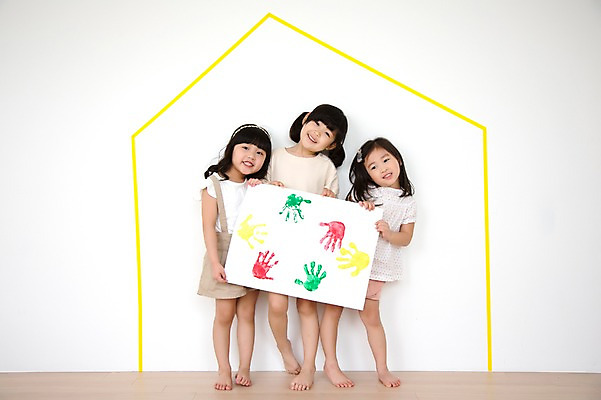 포토 JPG 스튜디오촬영 전신 모양 라이프스타일 여자 어린이라이프 종이 어린이 모션 놀이 부동산 실내 손바닥 서기 미소 사람 동양인 소녀 앞모습 세명 친구 귀여움 유치원생 한국인 즐거움 여자만 어린이만 소녀만 집모양 국내포토 손 감정 뷰포인트 컨셉 관계 표정 인종 내부 생활 재산 파일형식